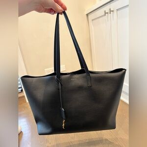 Saint Laurent Shopping Leather Tote in Noir
